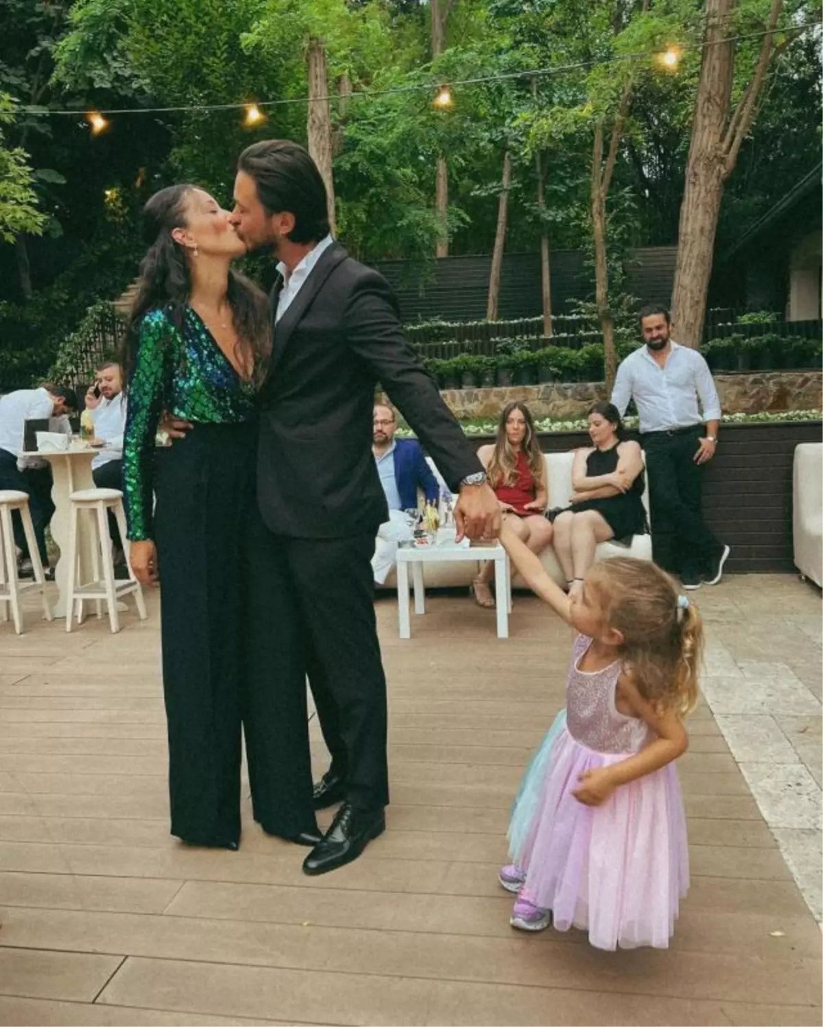 Dudak dudağa poz vermek isteyen Pelin Akil ile eşi Anıl Altan'a ikiz kızlarından müdahale! Fotoğraf beğeni topladı