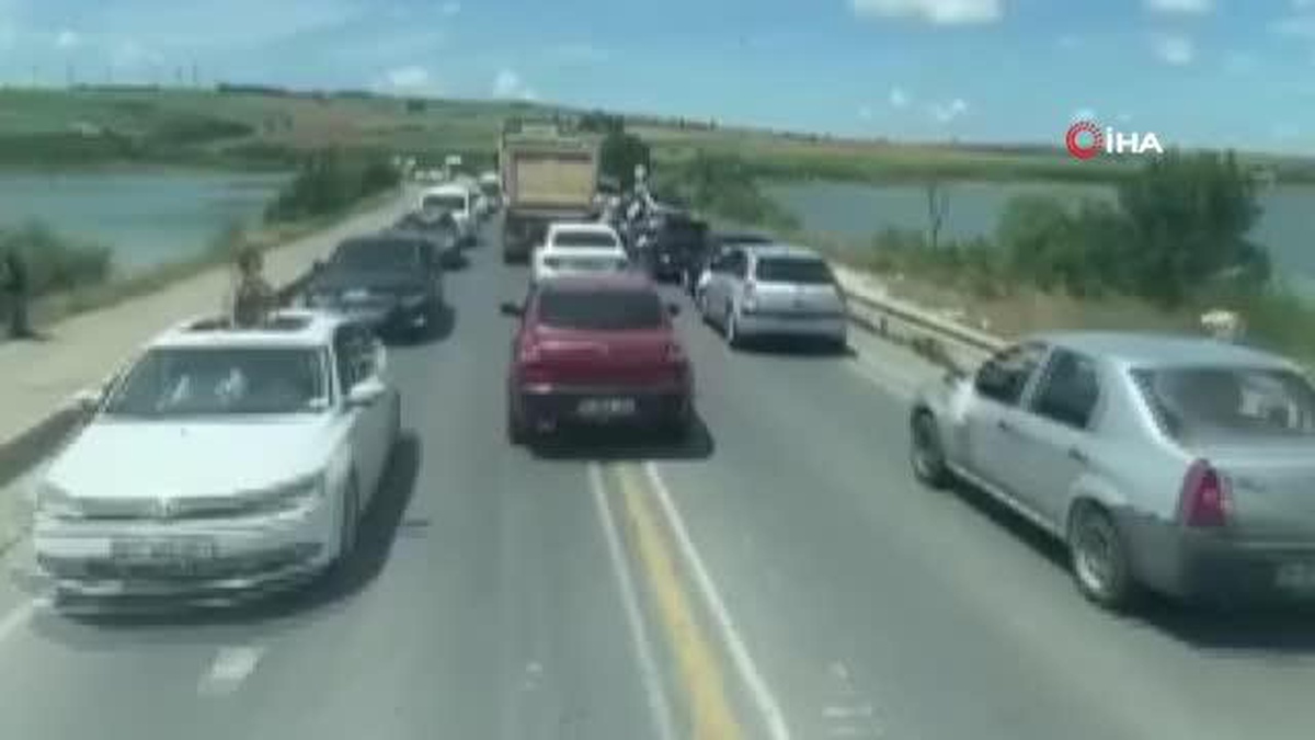 Son dakika haberleri... Düğün konvoyunda yolu kapatıp oyun oynadılar, o anlar kamerada