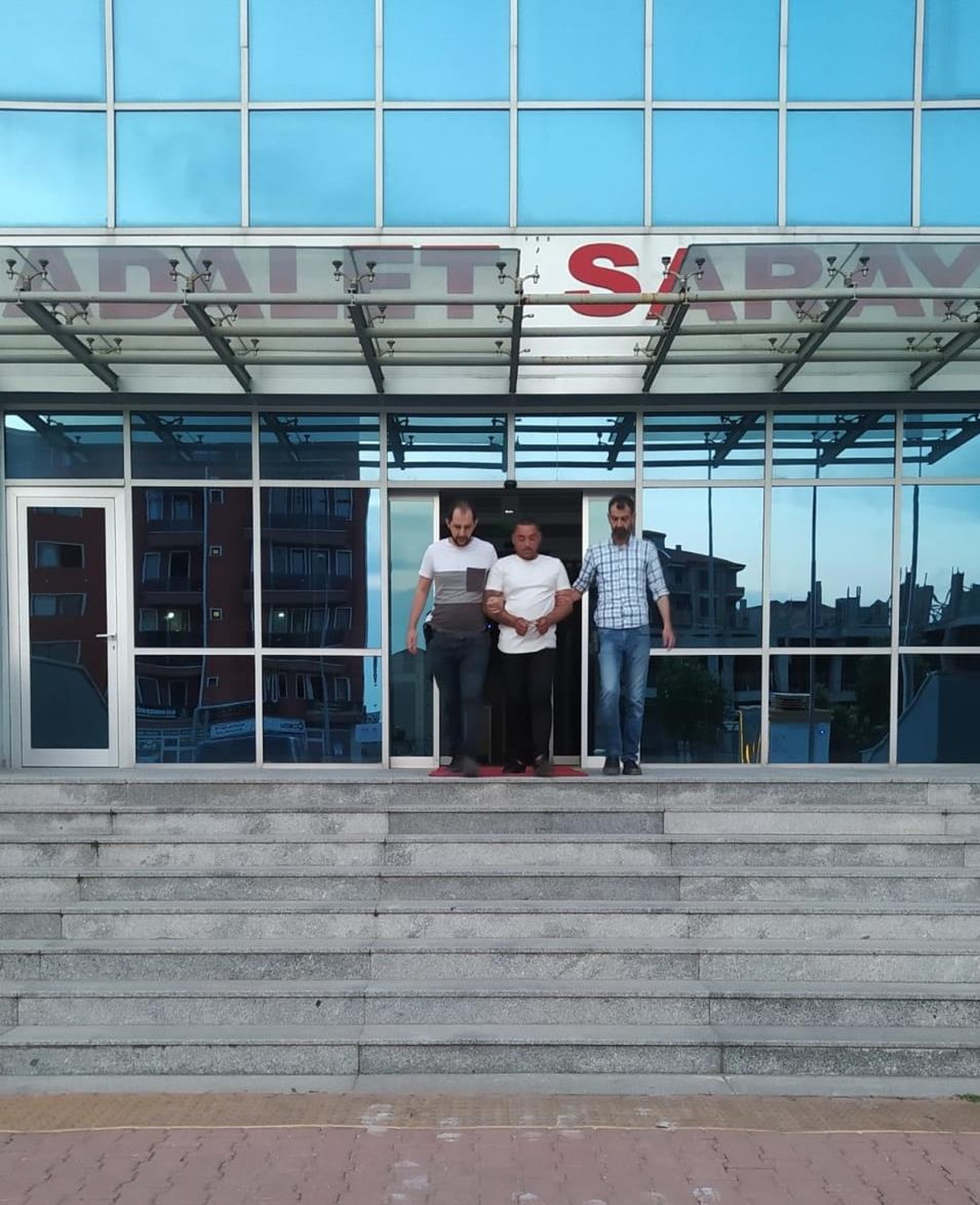 Edirne\'de husumeti olduğu kişiyi silahla yaralayan şüpheli tutuklandı