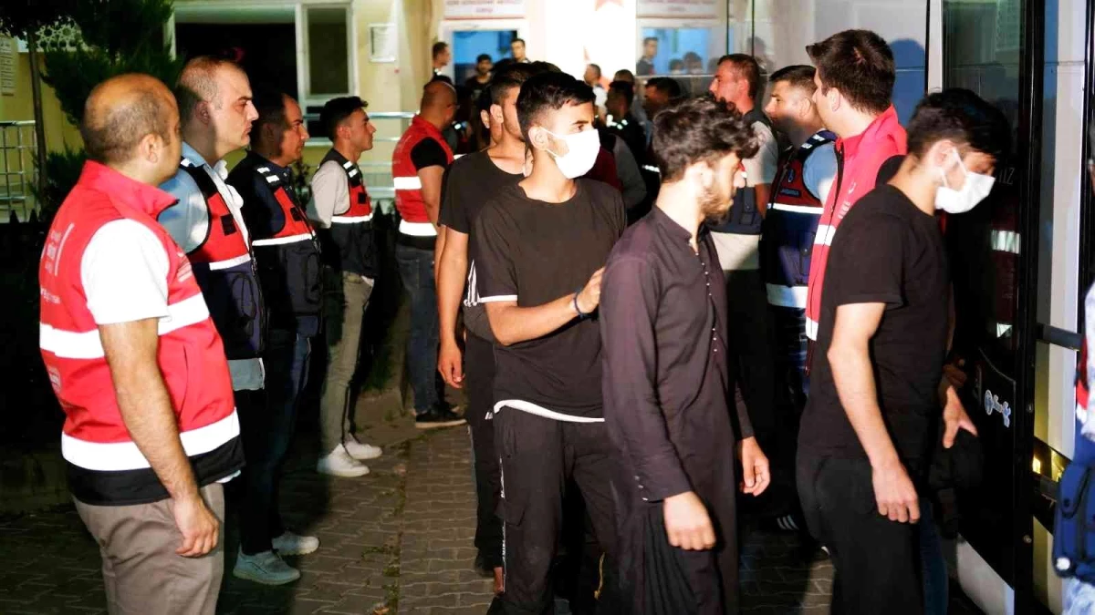 Sınır dışı edilecek 227 Afganistan uyruklu İstanbul\'a gönderildi