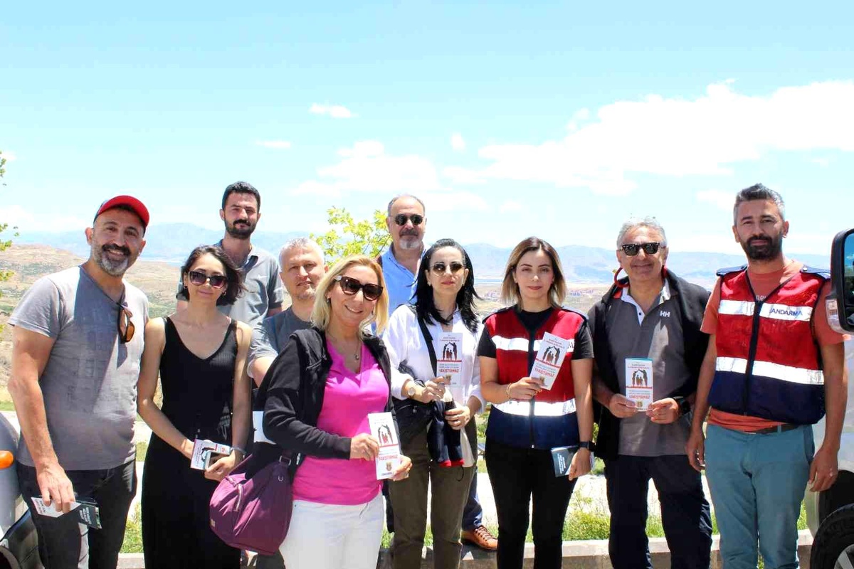Elazığ\'da jandarma ekipleri vatandaşları uyuşturucuya karşı bilgilendirdi