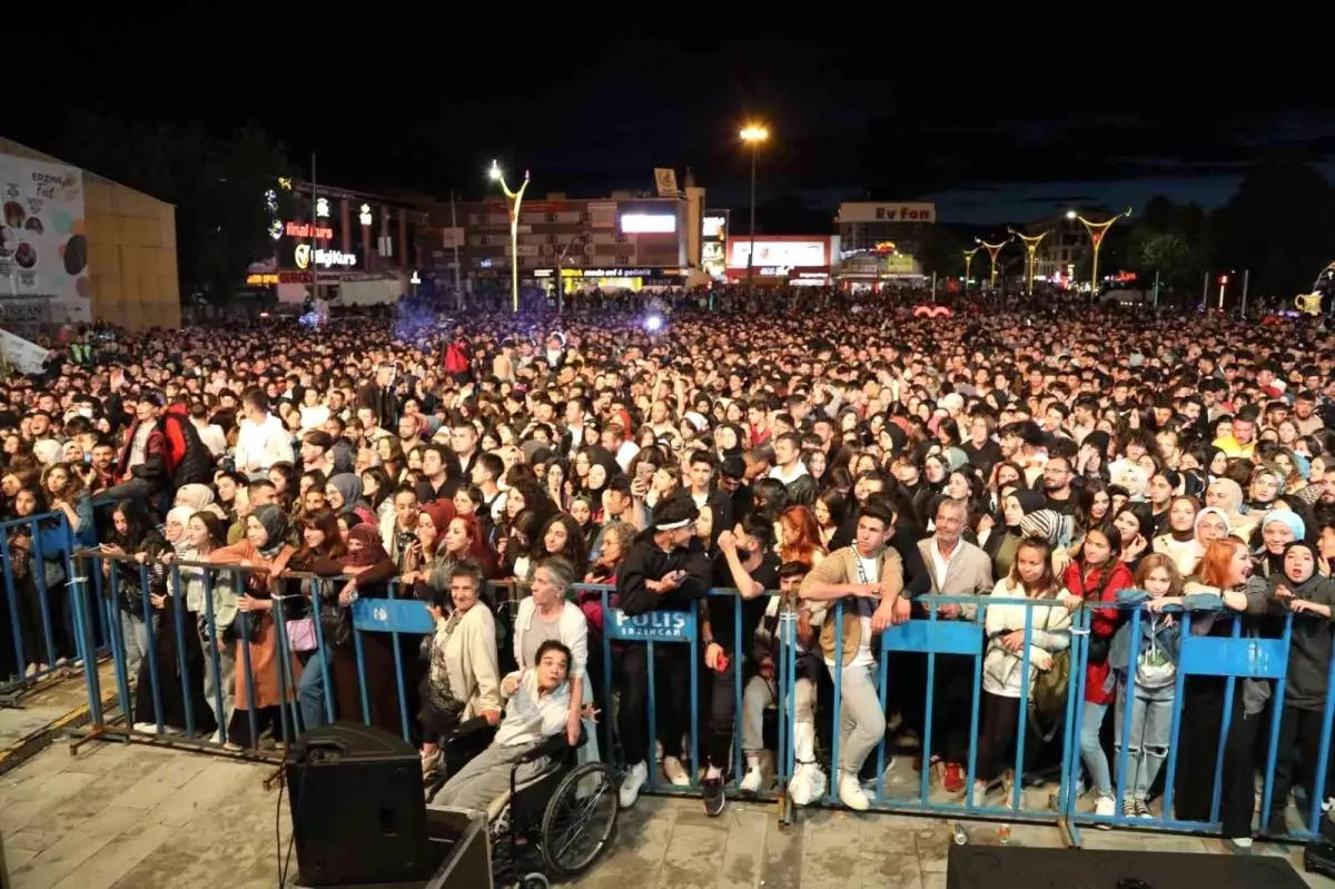 Erzincan Cem Adrian ile şenlendi