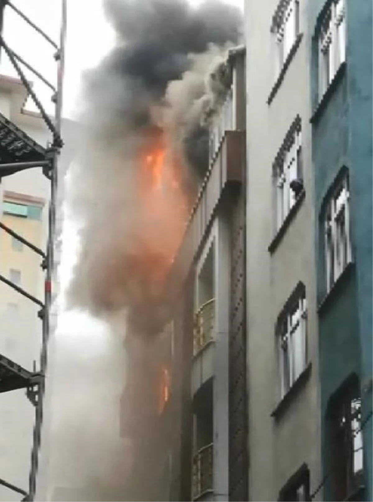 Esenler\'de 4 katlı binanın çatısında çıkan yangın alt kata sıçradı
