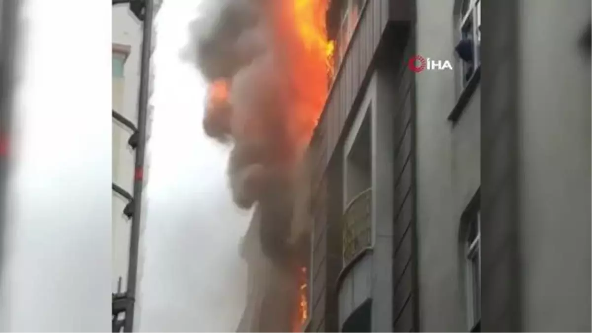 Son dakika haberleri: Esenler'de korkutan çatı yangını kamerada