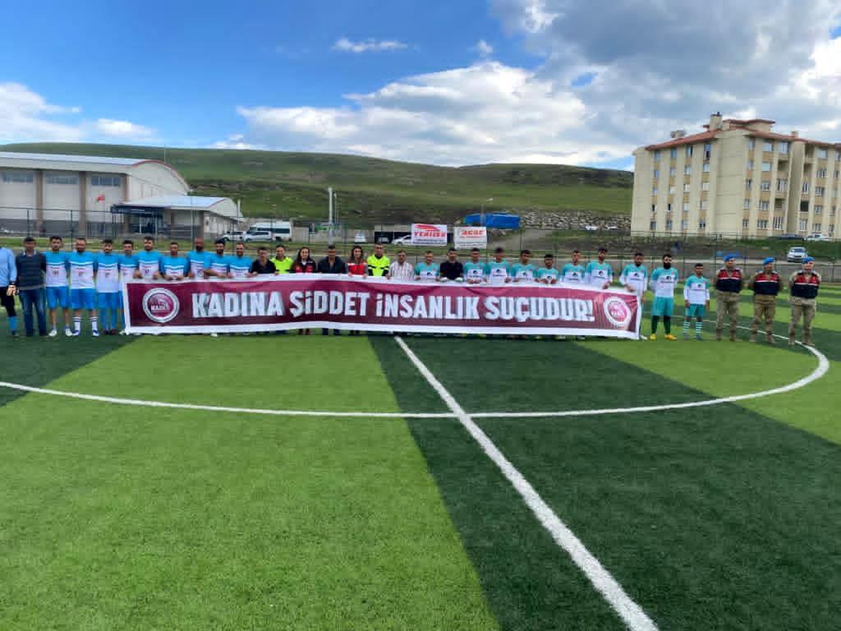 Futbol müsabakasında, Jandarmadan \'Kadına Şiddete Hayır\' pankartı