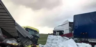 Horasan'da iki tır kafa kafaya çarpıştı