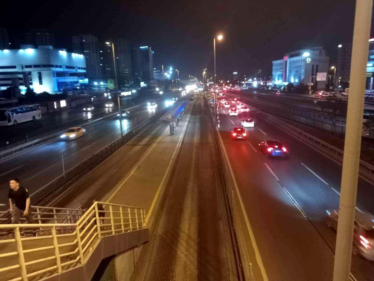 İBB'nin metrobüs hattındaki 'Beyaz Yol' çalışması başladı
