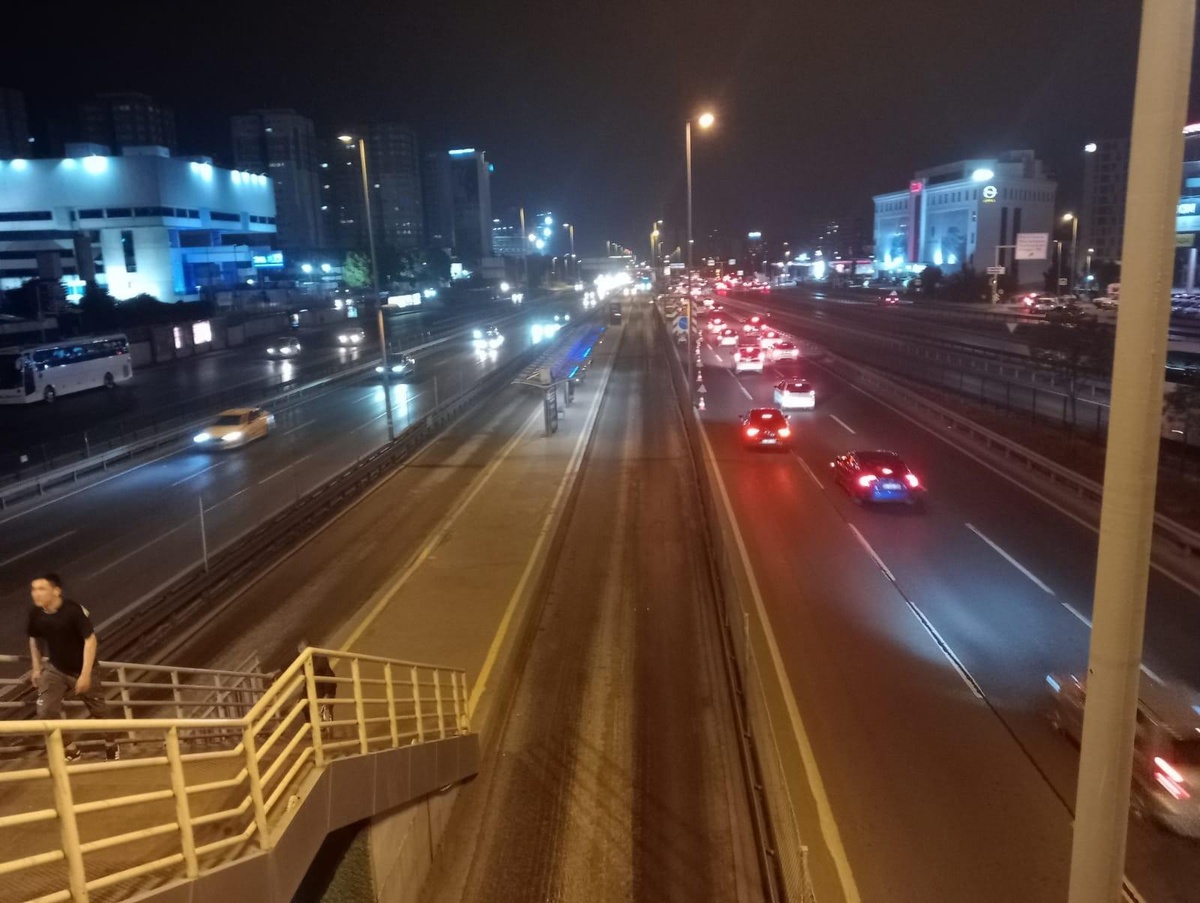 İBB\'nin metrobüs hattındaki "Beyaz Yol" çalışması başladı