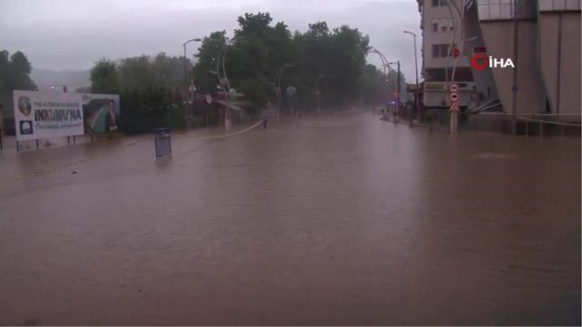 Irmak taştı, şehir merkezi sular altında kaldı