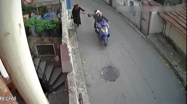 Yaşlı kadına kapkaç kamerada: Kadınları hedef alan çete çökertildi Yaşlı kadına kapkaç kamerada: Kadınları hedef alan çete çökertildi