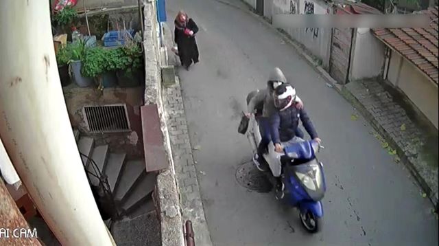 Yaşlı kadına kapkaç kamerada: Kadınları hedef alan çete çökertildi Yaşlı kadına kapkaç kamerada: Kadınları hedef alan çete çökertildi