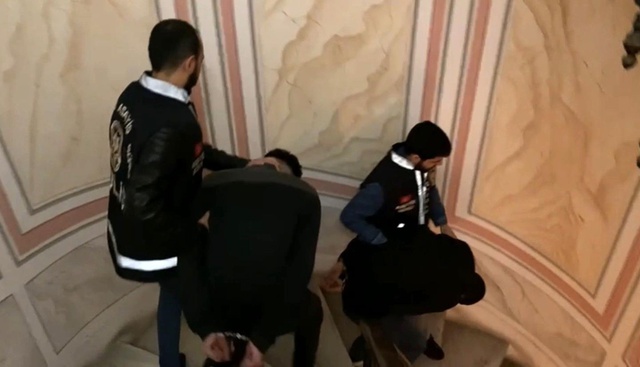 Kapkaççılar yaşlı kadını hedef aldı! O anlar saniye saniye kamerada Kapkaççılar yaşlı kadını hedef aldı! O anlar saniye saniye kamerada
