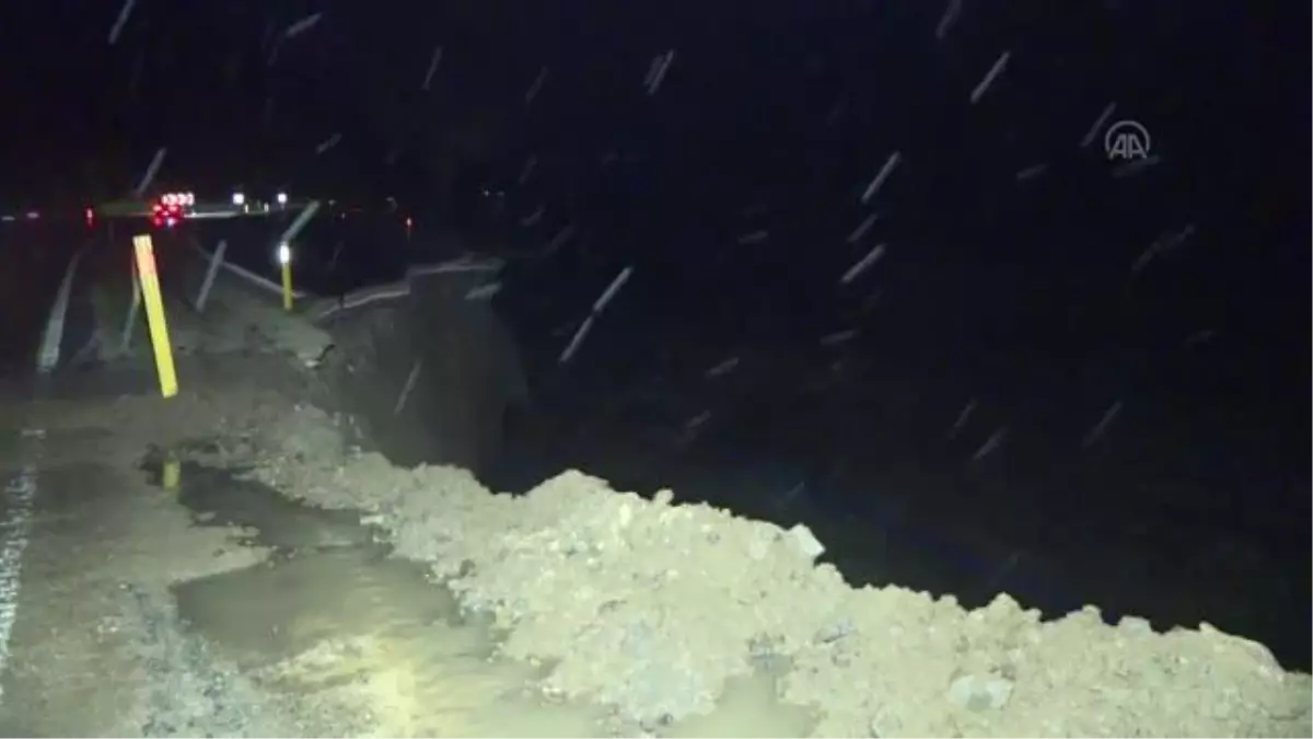 Kastamonu-Ankara kara yolunun bir bölümü, Karasu Çayı'nın su seviyesinin yükselmesi nedeniyle çöktü