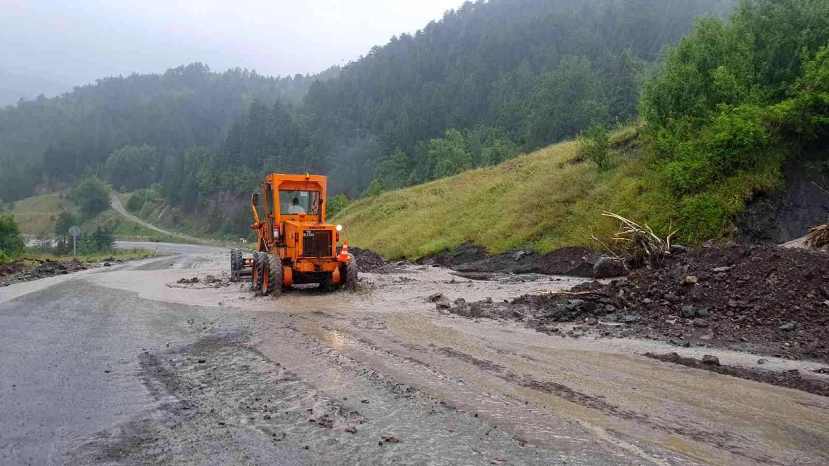 Kastamonu\'da heyelan nedeniyle yollar trafiğe kapatıldı