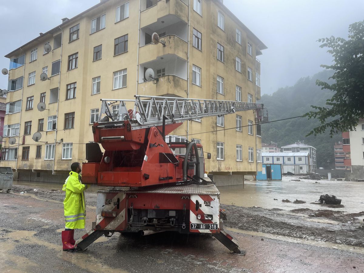 KASTAMONU - İlişi köyünde mahsur kalan vatandaşlar helikopterle kurtarıldı (2)