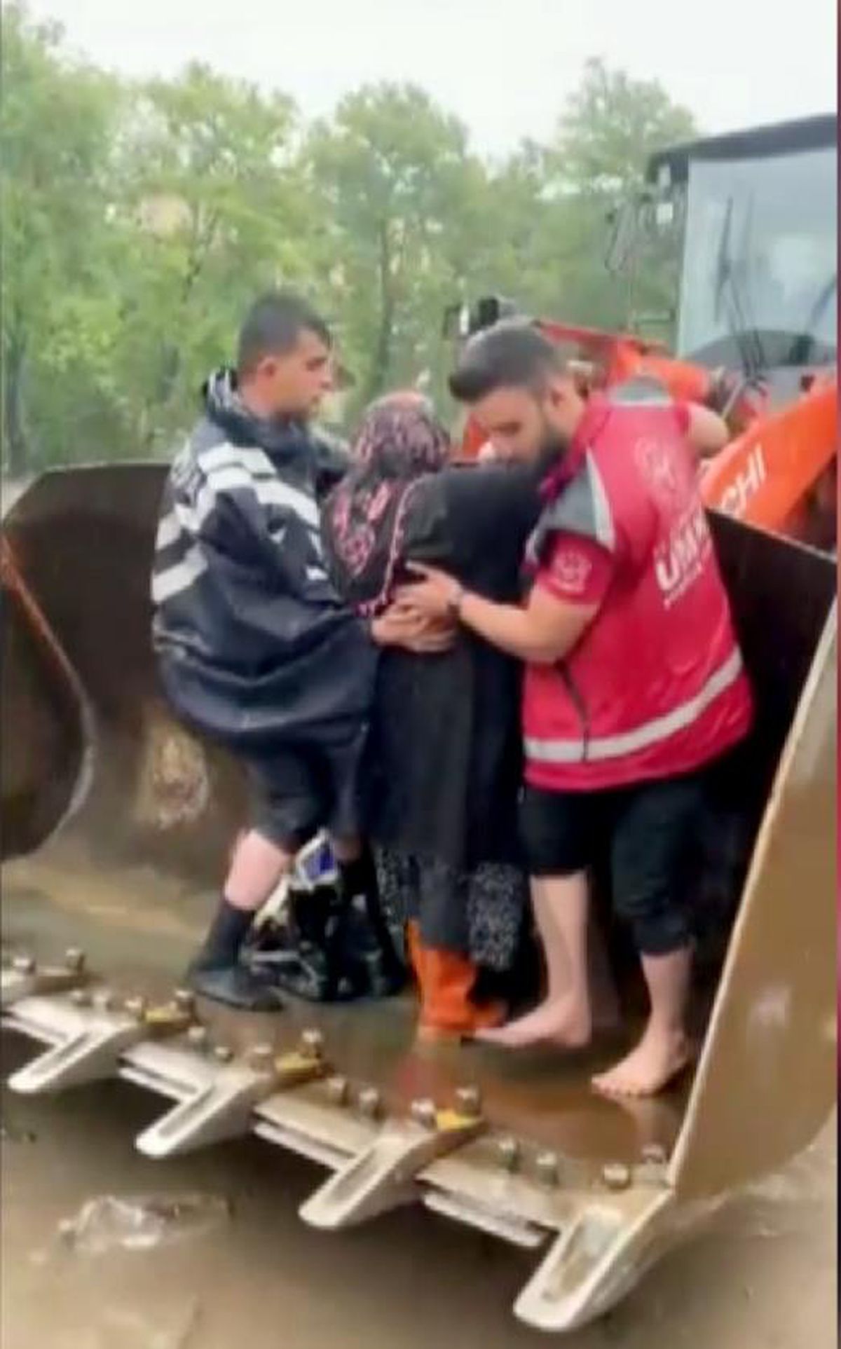 Son dakika haberi: Kastamonu\'daki selde mahsur kalan yaşlı kadına kurtarma görevlisi kendi çizmelerini verdi
