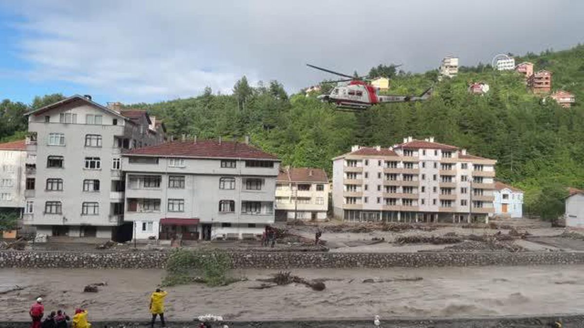 Son dakika... KASTAMONU - Sel bölgesinde mahsur kalanlar helikopterle kurtarılıyor (3)