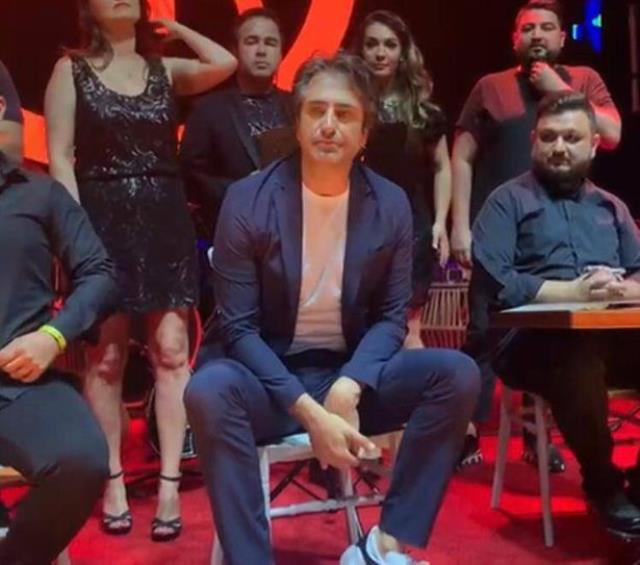 Konserinde canlı müzik yapması engellenen Mahsun Kırmızıgül, şarkılarını canlı okudu Konserinde canlı müzik yapması engellenen Mahsun Kırmızıgül, şarkılarını canlı okudu