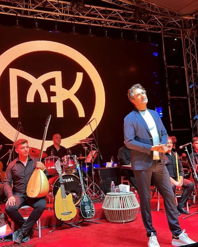 Konserinde canlı müzik yapması engellenen Mahsun Kırmızıgül, şarkılarını canlı okudu Konserinde canlı müzik yapması engellenen Mahsun Kırmızıgül, şarkılarını canlı okudu