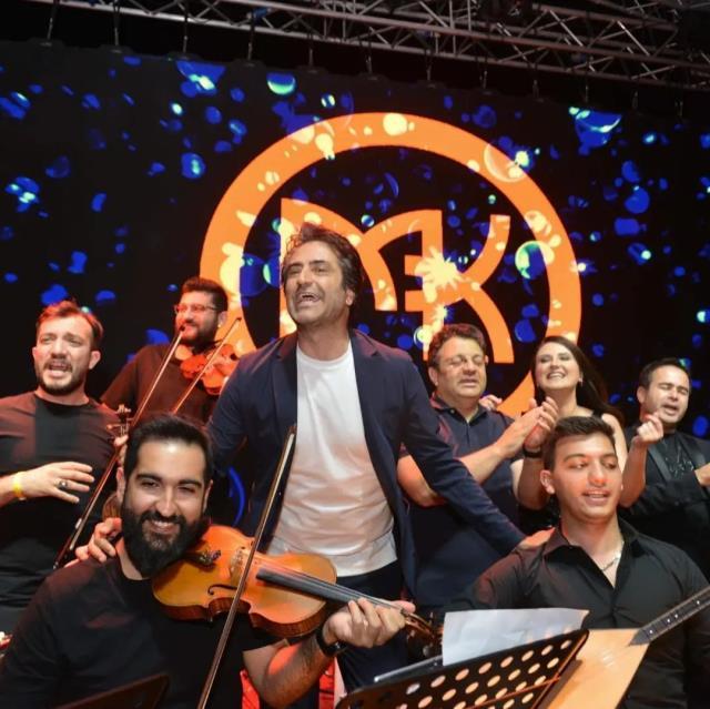 Konserinde canlı müzik yapması engellenen Mahsun Kırmızıgül, şarkılarını canlı okudu Konserinde canlı müzik yapması engellenen Mahsun Kırmızıgül, şarkılarını canlı okudu
