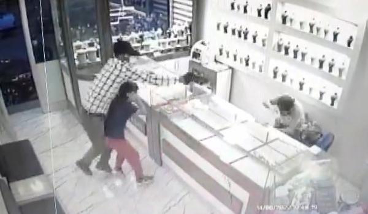 Kuyumcuyu bacaklarından vurup, yarım kilo altınla kaçan soyguncular yakalandı