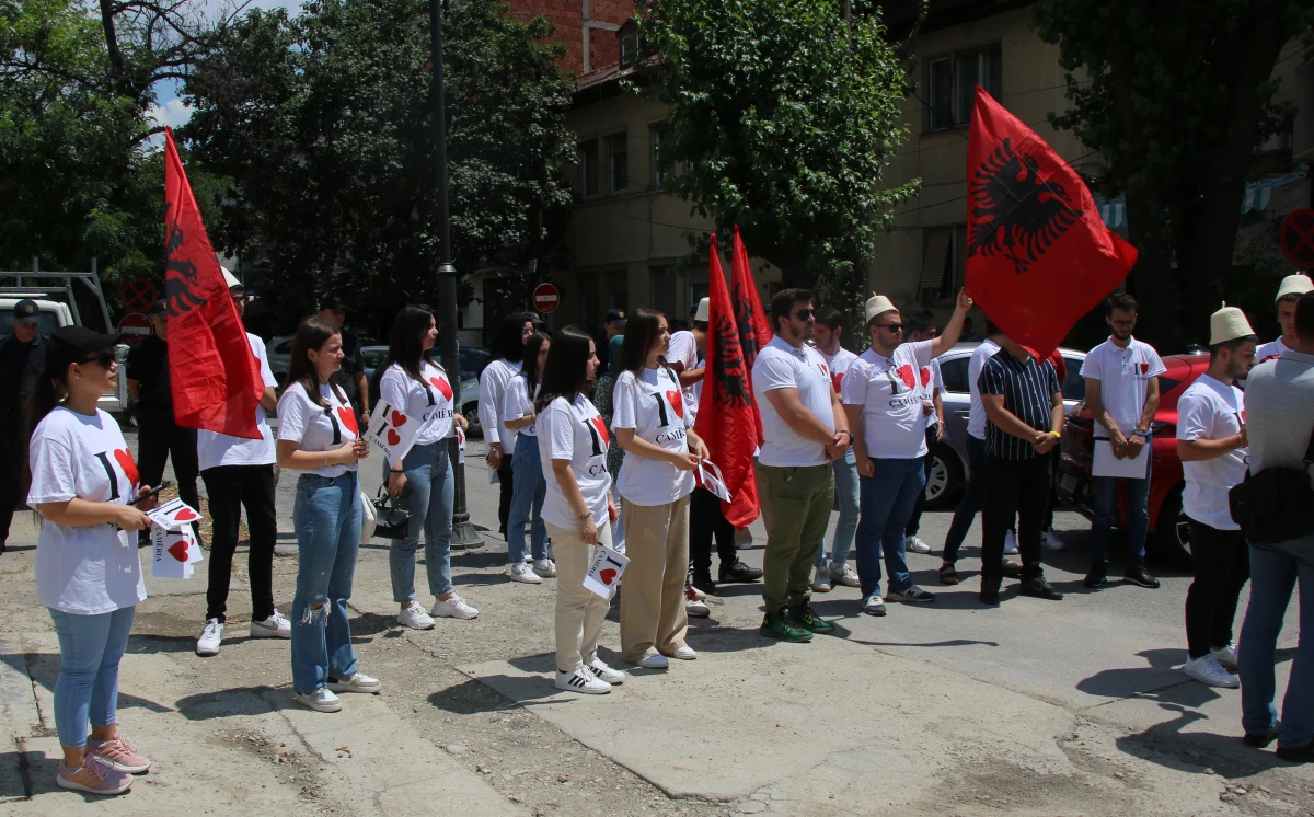 Kuzey Makedonya\'daki Yunanistan Büyükelçiliği önünde "Çamerya gösterisi"