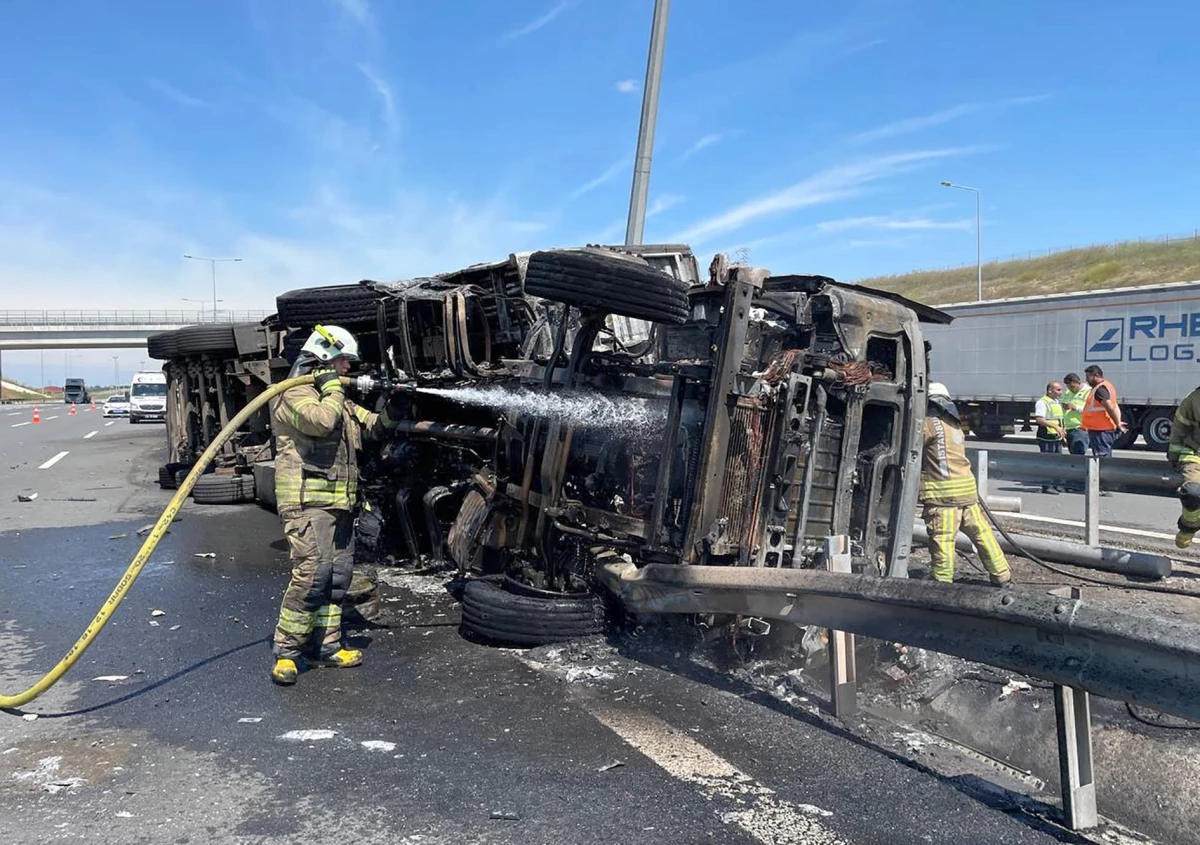 Kuzey Marmara Otoyolu\'nda devrildikten sonra yanan tırın sürücüsü öldü