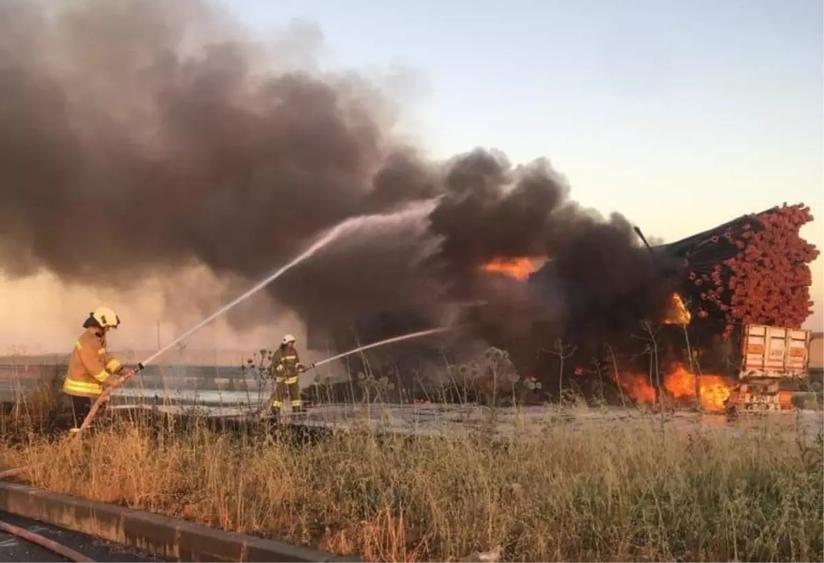 Plastik boru yüklü kamyon yandı