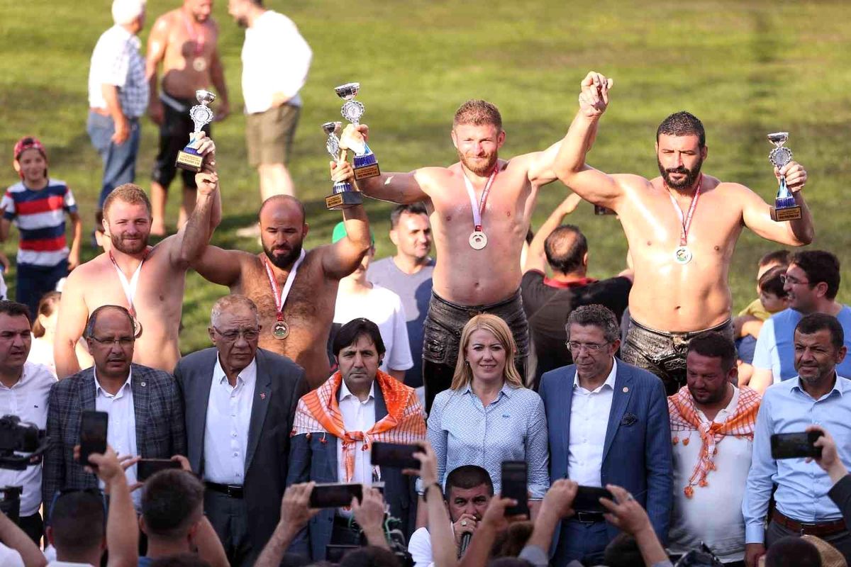 Merkezefendi\'de başpehlivan İsmail Balaban oldu