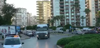 Mersin Caddelerinde Yürüyen Defile