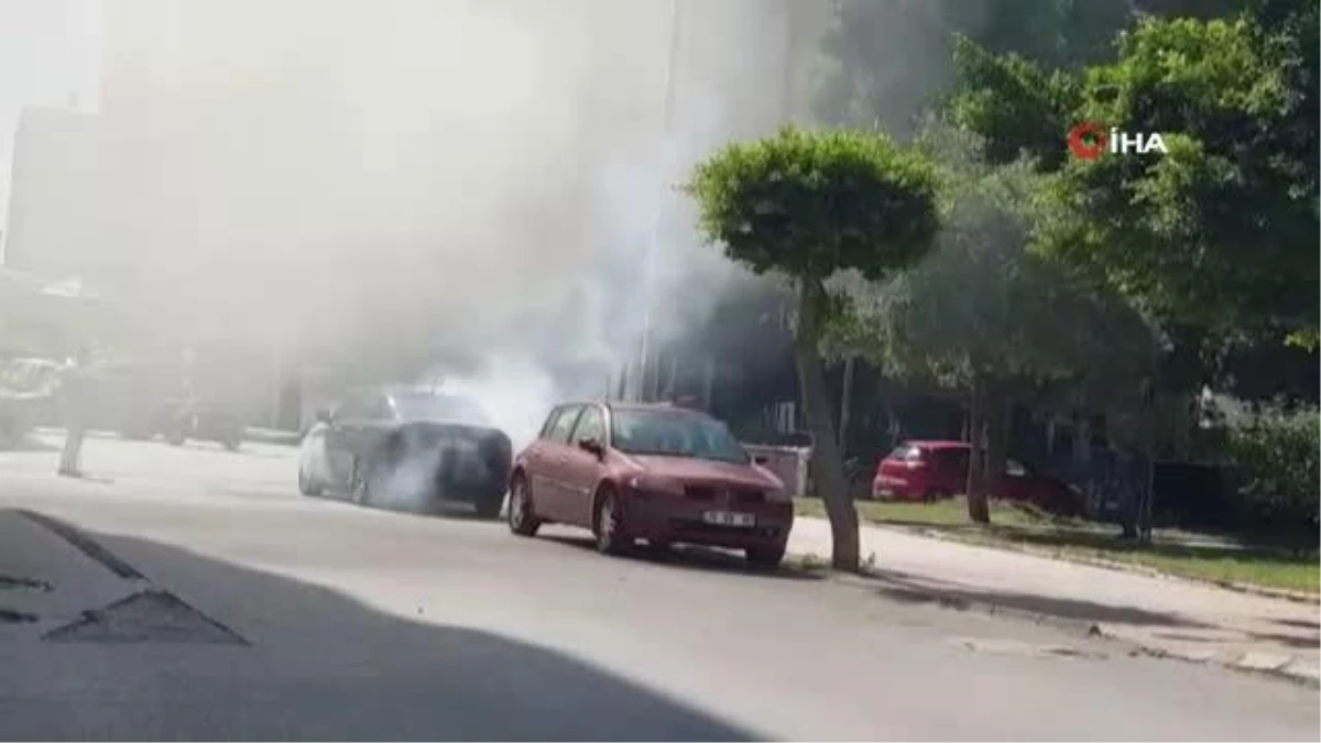 Park halindeki otomobil bir anda dumanlara teslim oldu