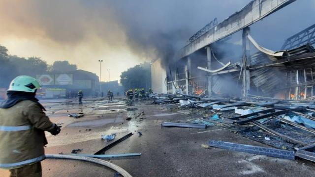 Rusya, Ukrayna'da içerisinde binden fazla sivilin olduğu AVM'yi vurdu! Bölgeden gelen görüntüler korkunç Rusya, Ukrayna'da içerisinde binden fazla sivilin olduğu AVM'yi vurdu! Bölgeden gelen görüntüler korkunç