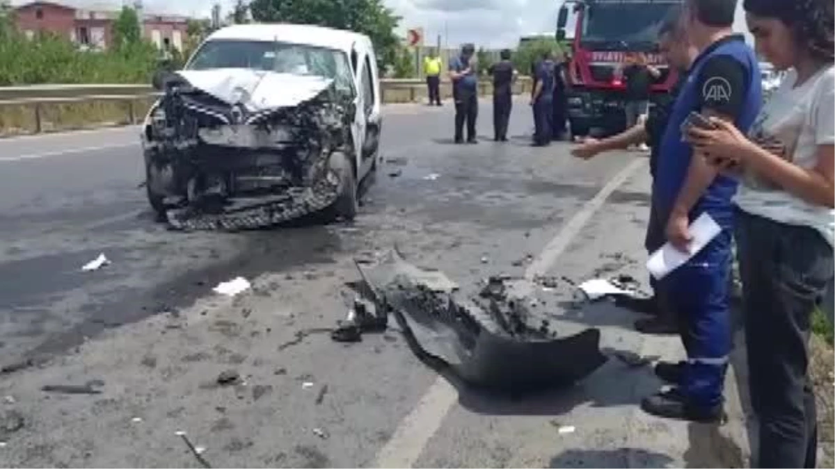 Sancaktepe\'de iki aracın çarpışması sonucu 2 kişi yaralandı