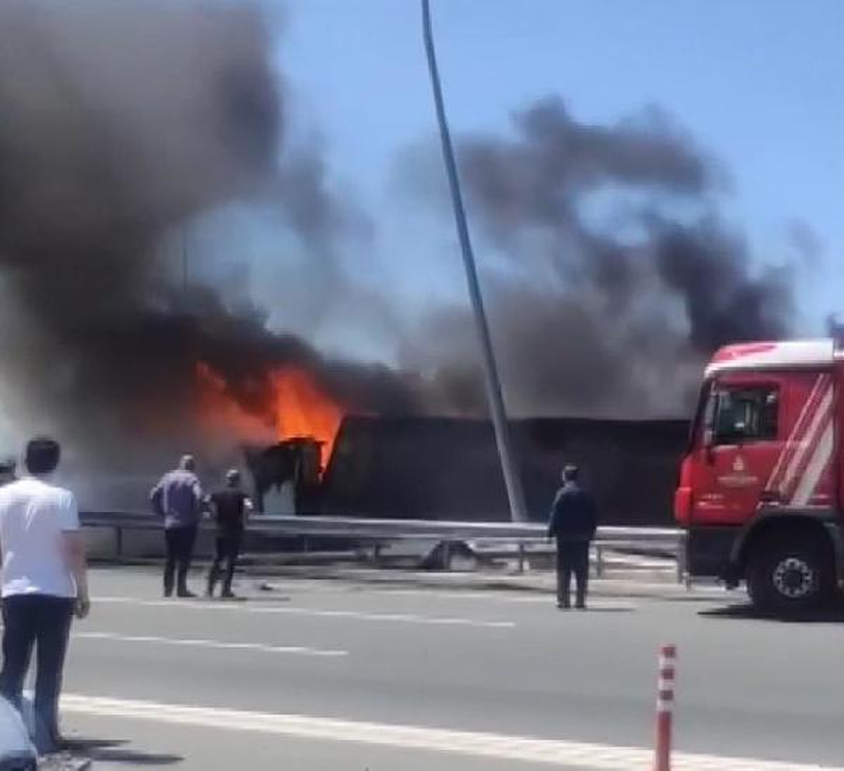 Silivri\'de kaza sonrası yangın çıkan TIR\'da sıkışan şoför öldü