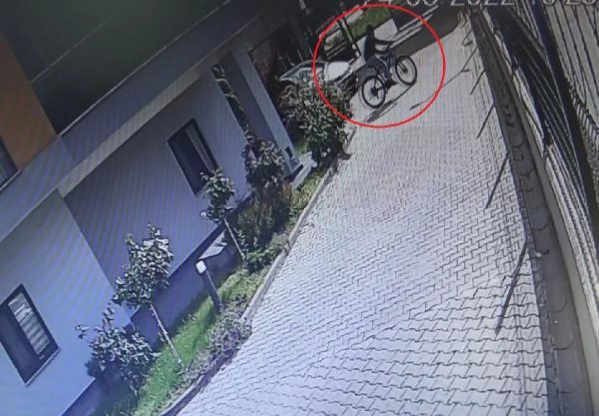 Siteye otomobilin arkasından koşarak girip, bahçedeki bisikleti çaldı