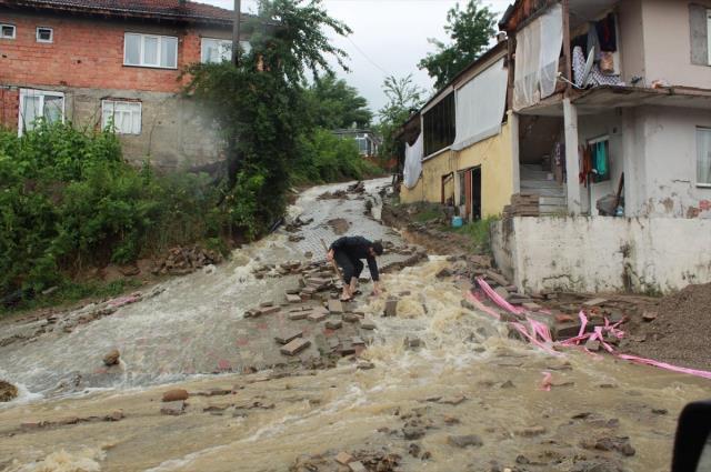 Son dakika! İnebolu'da sel nedeniyle 2 köprü çöktü; vatandaşlara 'Dükkan açmayın, üst katlara çıkın' uyarısı yapılıyor Son dakika! İnebolu'da sel nedeniyle 2 köprü çöktü; vatandaşlara 'Dükkan açmayın, üst katlara çıkın' uyarısı yapılıyor