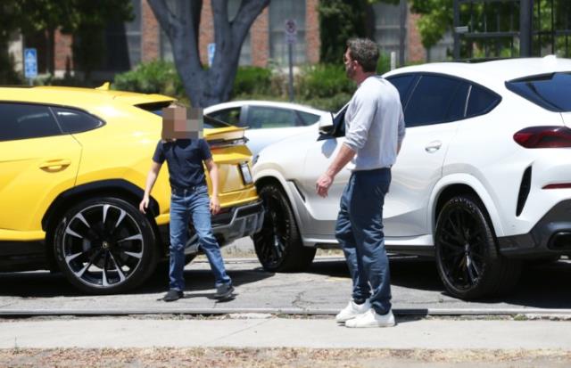 Sorumsuzluğun böylesi! Ben Affleck'in direksiyon başına oturttuğu 10 yaşındaki oğlu kaza yaptı Sorumsuzluğun böylesi! Ben Affleck'in direksiyon başına oturttuğu 10 yaşındaki oğlu kaza yaptı