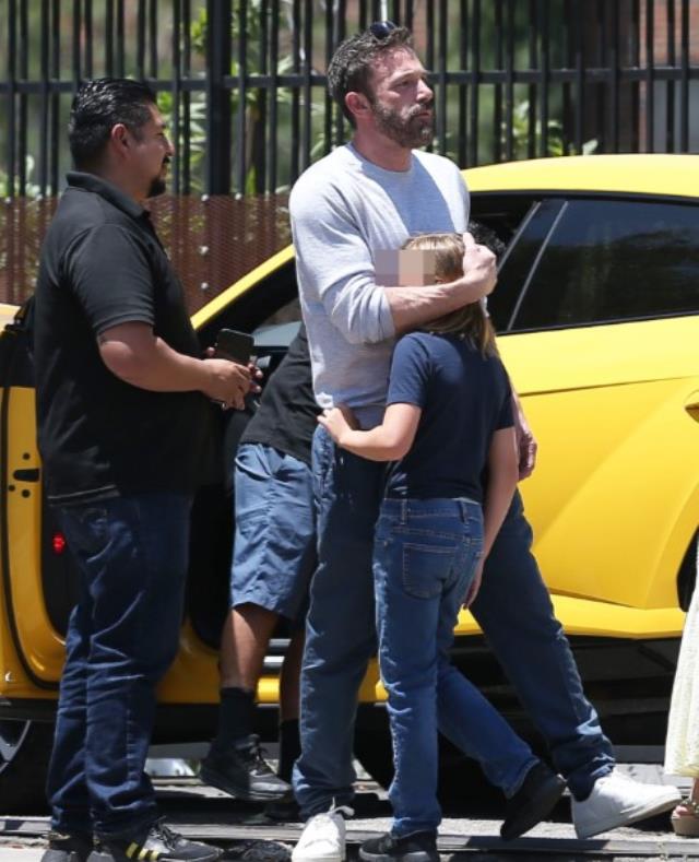 Sorumsuzluğun böylesi! Ben Affleck'in direksiyon başına oturttuğu 10 yaşındaki oğlu kaza yaptı Sorumsuzluğun böylesi! Ben Affleck'in direksiyon başına oturttuğu 10 yaşındaki oğlu kaza yaptı