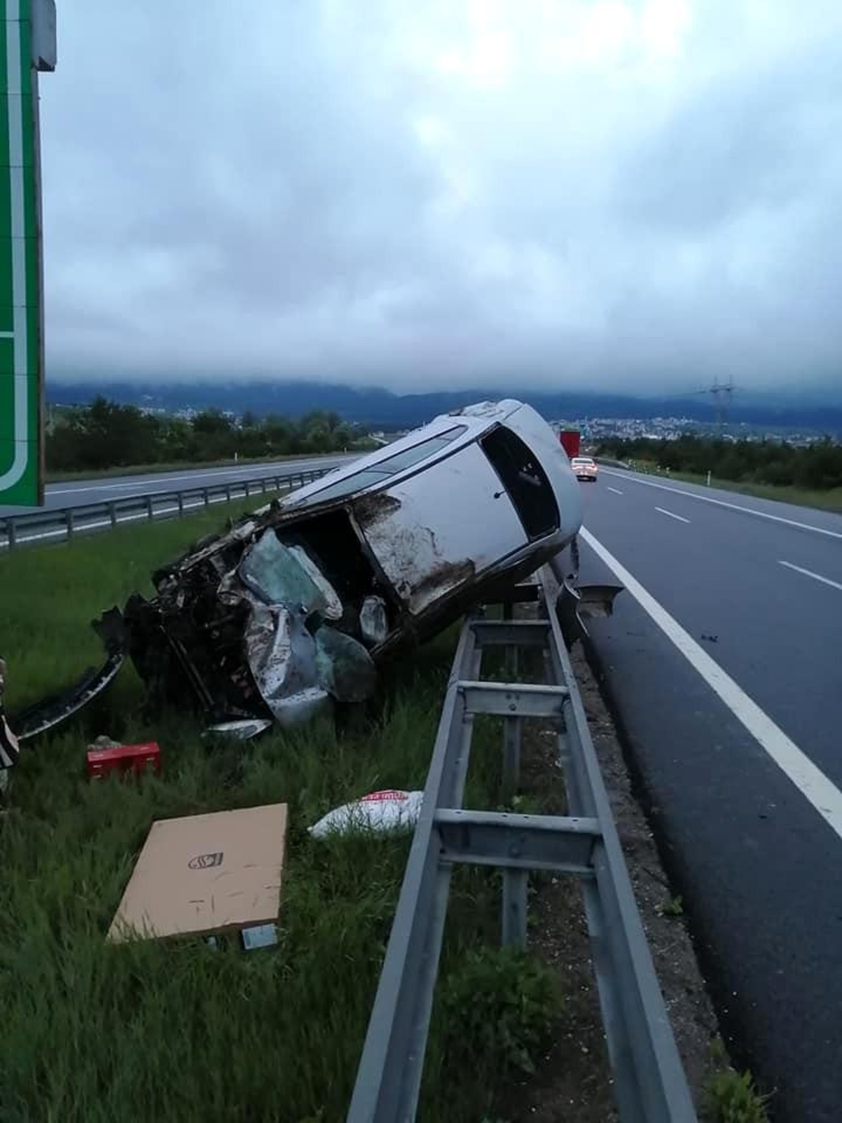 TEM\'de takla atan otomobil bariyerde asılı kaldı: 3 yaralı