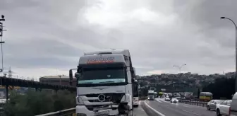 Tır ile otobüsün arasında kalan otomobilden sağ çıktı