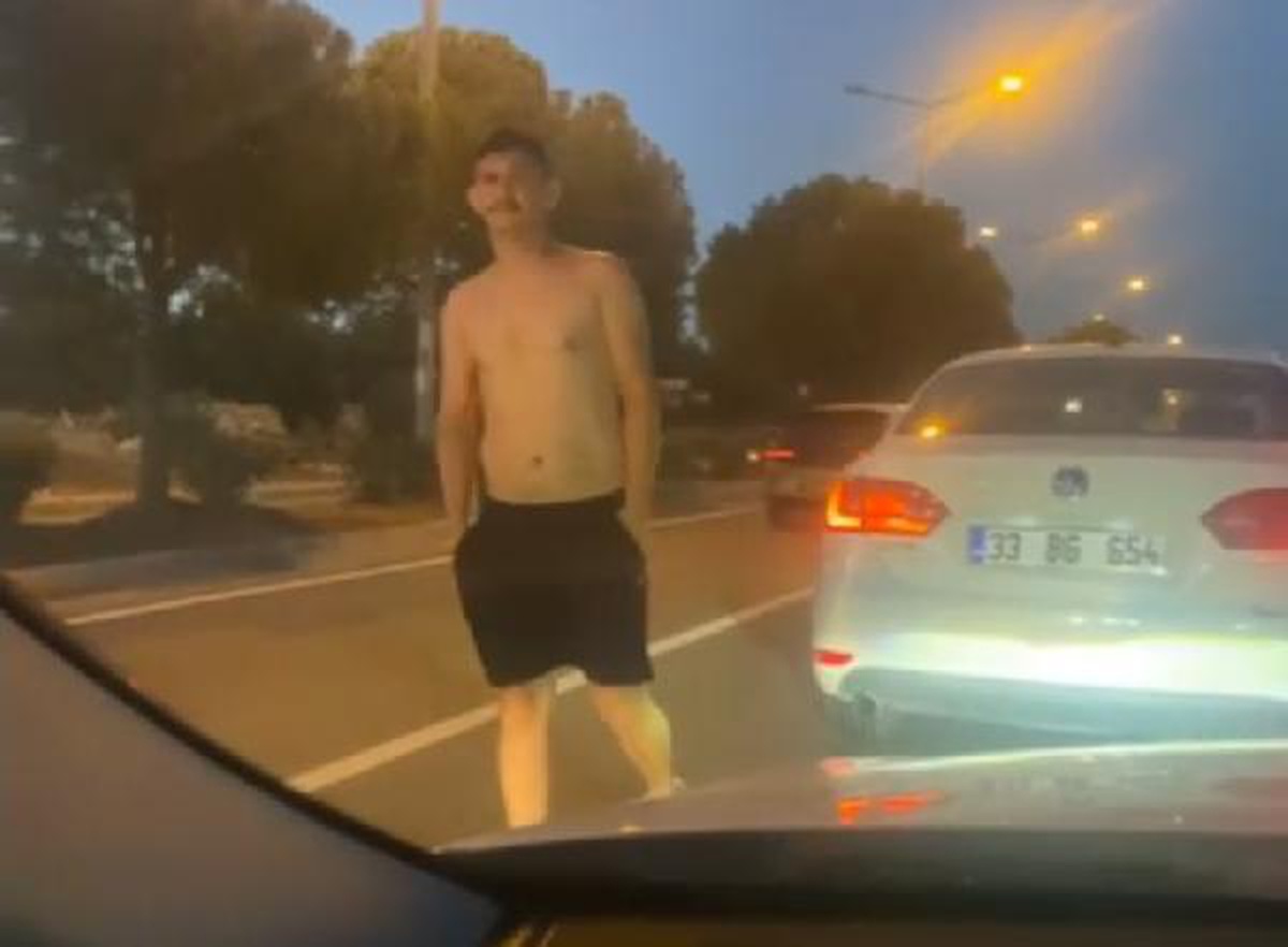 Trafik magandası araçlara zarar verip, küfürler savurdu