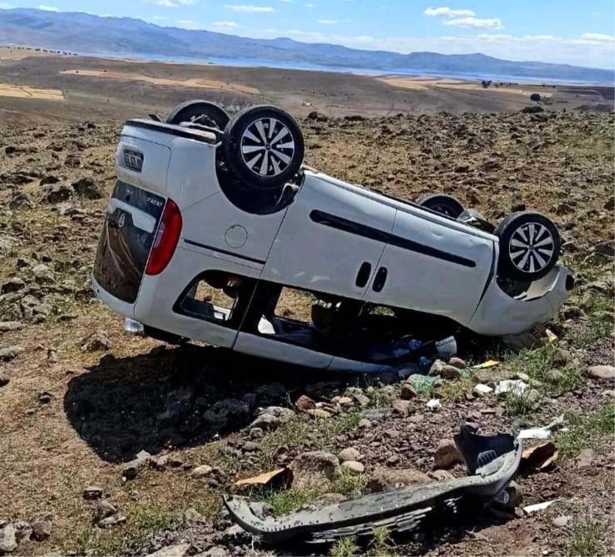 Tunceli\'de hafif ticari araç şarampole devrildi: 3 yaralı