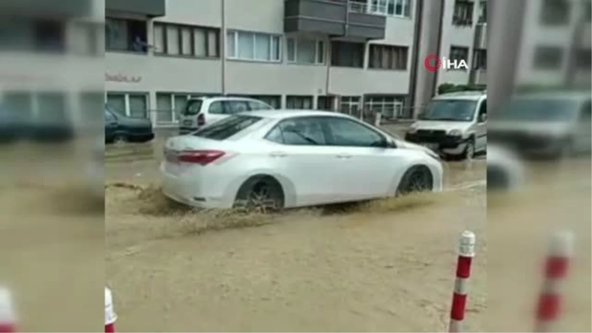 Turuncu alarm verilen Zonguldak\'ta yollar sular altında kaldı
