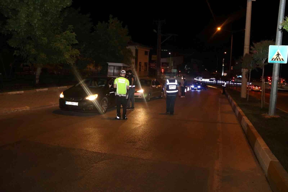 Uygulamada 894 kişinin kimliği kontrol edildi