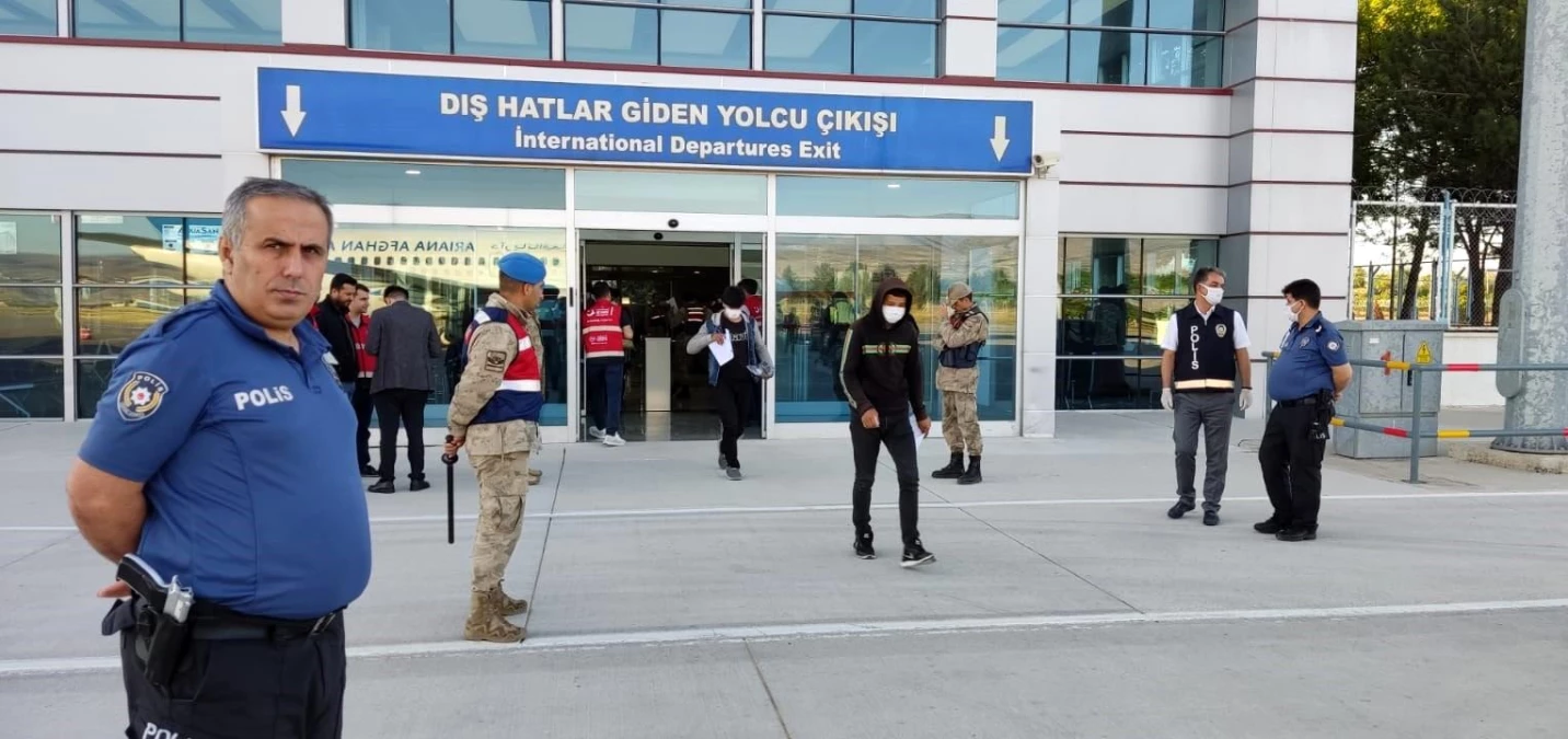 Yabancı uyruklu 107 göçmen, Malatya\'dan sınır dışı edildi