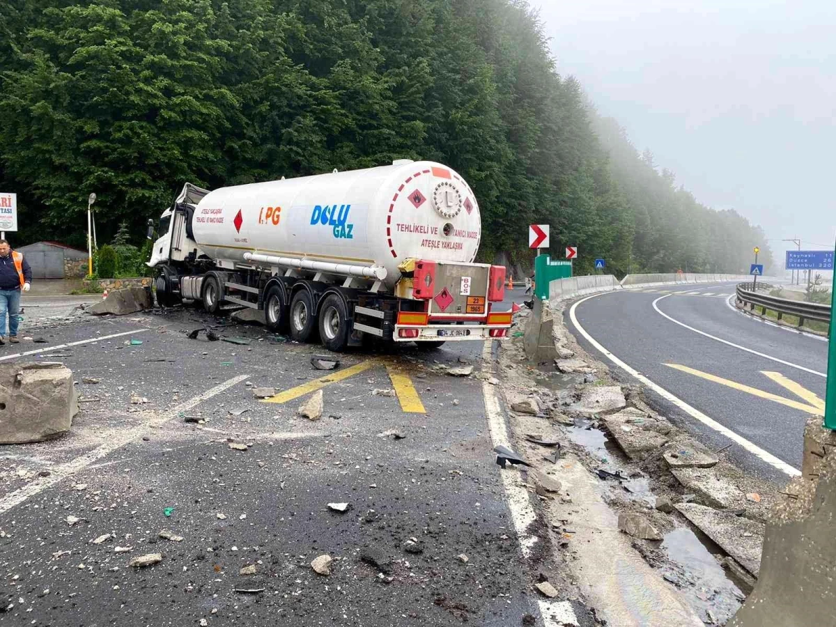 Yoldan çıkan tanker karşı şeride geçti yol trafiğe kapandı