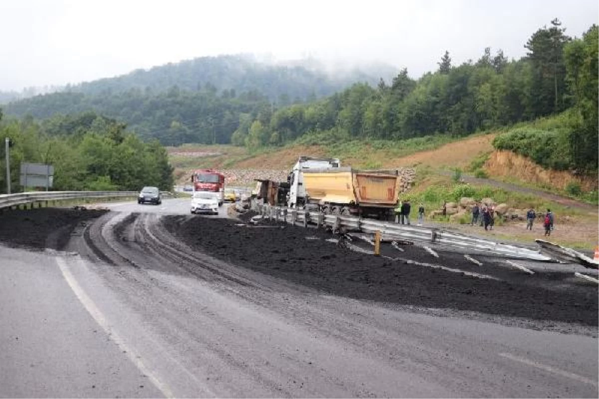 Zonguldak\'ta toz kömür yüklü TIR devrildi, yol ulaşıma kapandı
