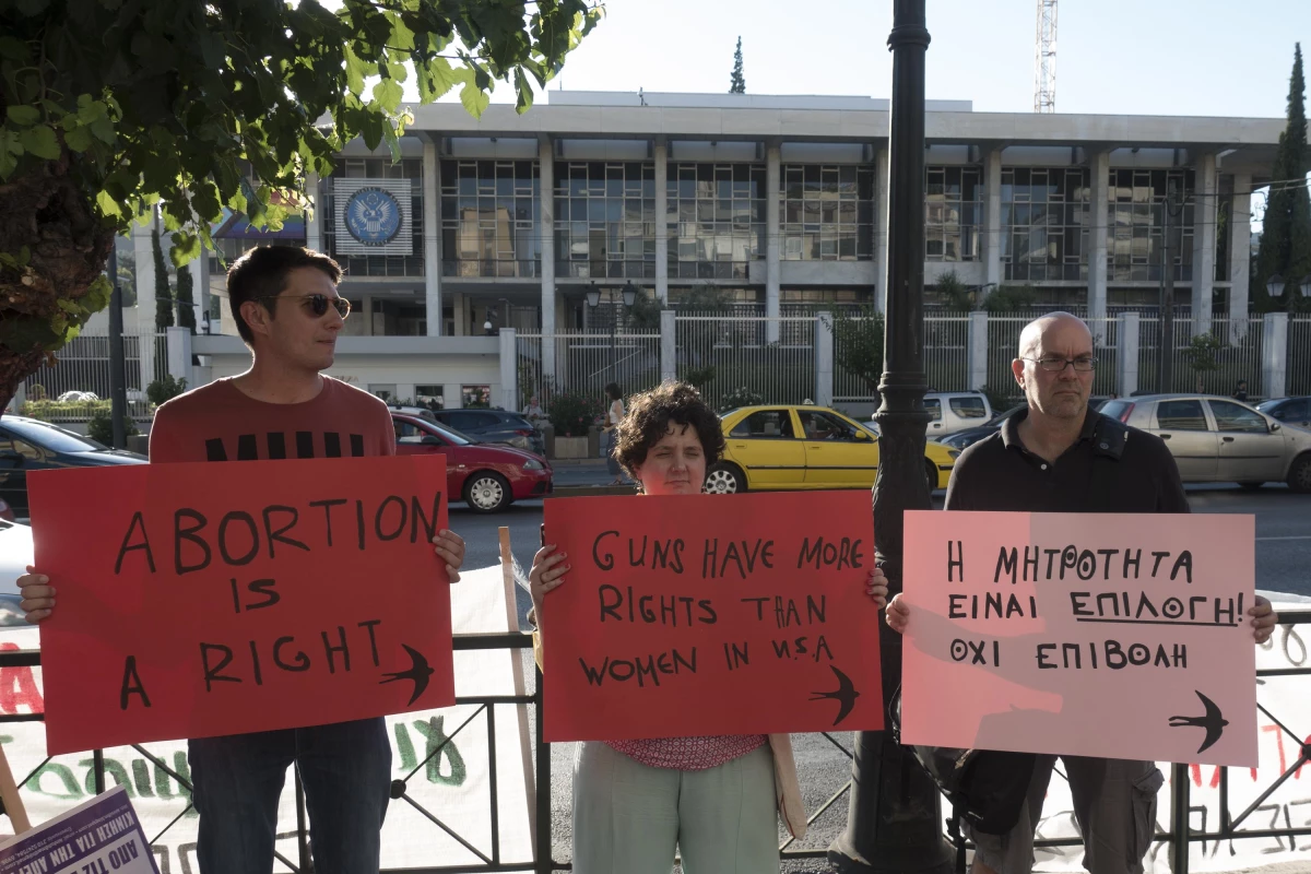 ABD\'nin kürtajı anayasal hak olmaktan çıkaran kararına karşı Yunanistan\'da eylem