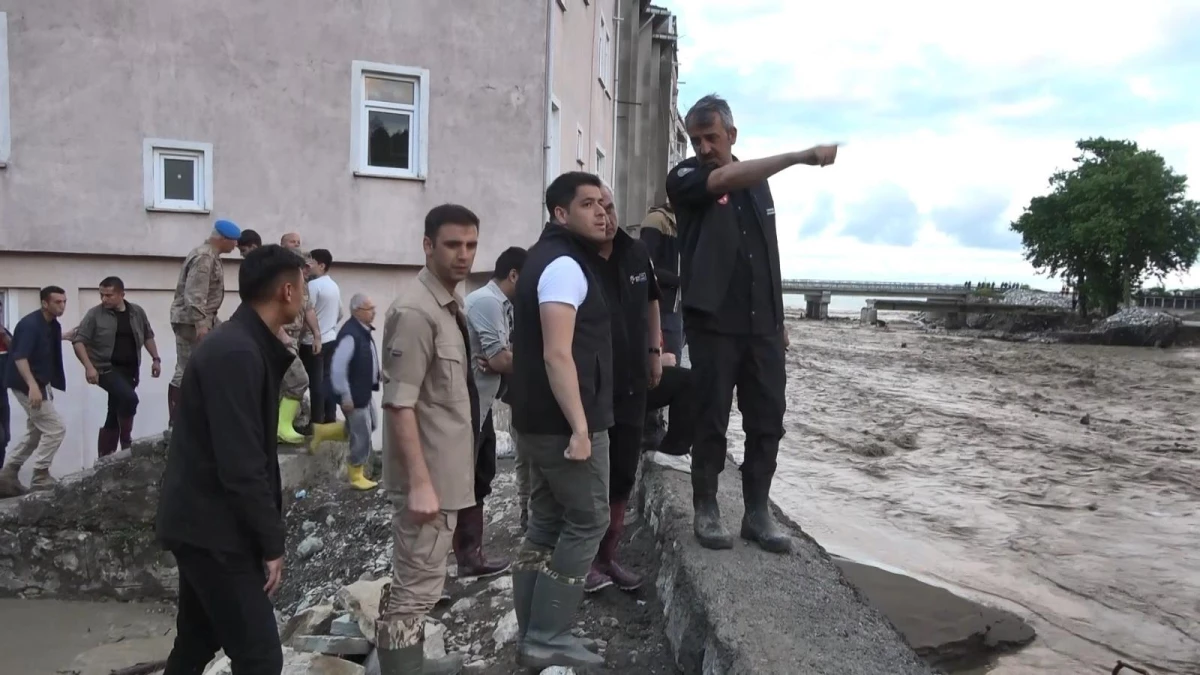 AFAD Başkanı Yunus Sezer, Kastamonu'da sel bölgesinde incelemelerde bulundu