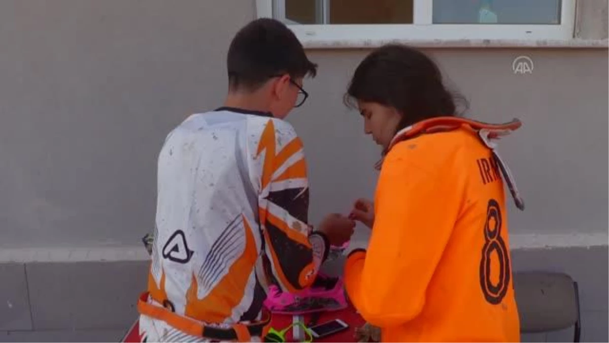AFYONKARAHİSAR - Motokrosçu kardeşler, aynı şampiyonalarda başarılı olmak için gaza basıyor